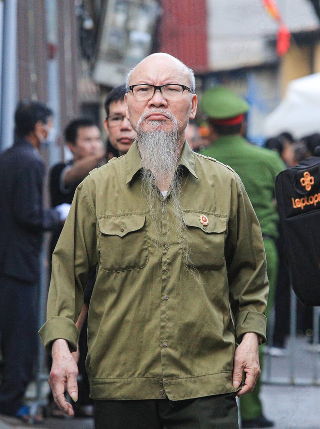 Người dân quê nhà Tổng Bí thư Nguyễn Phú Trọng rơi nước mắt suốt thời gian xếp hàng chờ viếng- Ảnh 7. Người dân quê nhà Tổng Bí thư Nguyễn Phú Trọng rơi nước mắt suốt thời gian xếp hàng chờ viếng- Ảnh 7.