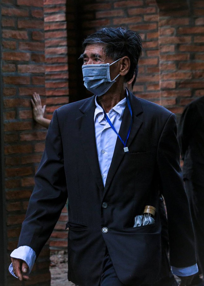 Người dân quê nhà Tổng Bí thư Nguyễn Phú Trọng rơi nước mắt suốt thời gian xếp hàng chờ viếng- Ảnh 9. Người dân quê nhà Tổng Bí thư Nguyễn Phú Trọng rơi nước mắt suốt thời gian xếp hàng chờ viếng- Ảnh 9.