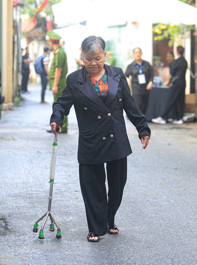 Người dân quê nhà Tổng Bí thư Nguyễn Phú Trọng rơi nước mắt suốt thời gian xếp hàng chờ viếng- Ảnh 8. Người dân quê nhà Tổng Bí thư Nguyễn Phú Trọng rơi nước mắt suốt thời gian xếp hàng chờ viếng- Ảnh 8.