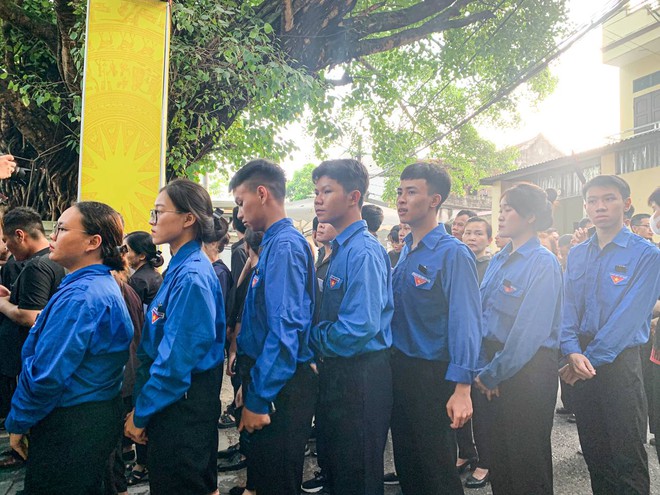 Người dân quê nhà Tổng Bí thư Nguyễn Phú Trọng rơi nước mắt suốt thời gian xếp hàng chờ viếng- Ảnh 5. Người dân quê nhà Tổng Bí thư Nguyễn Phú Trọng rơi nước mắt suốt thời gian xếp hàng chờ viếng- Ảnh 5.