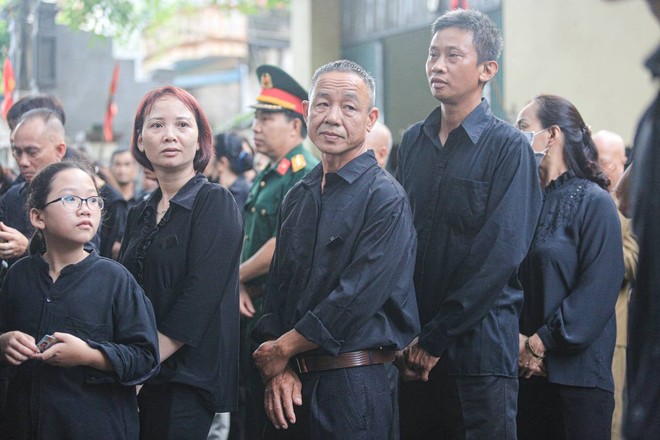 Người dân quê nhà Tổng Bí thư Nguyễn Phú Trọng rơi nước mắt suốt thời gian xếp hàng chờ viếng- Ảnh 4. Người dân quê nhà Tổng Bí thư Nguyễn Phú Trọng rơi nước mắt suốt thời gian xếp hàng chờ viếng- Ảnh 4.