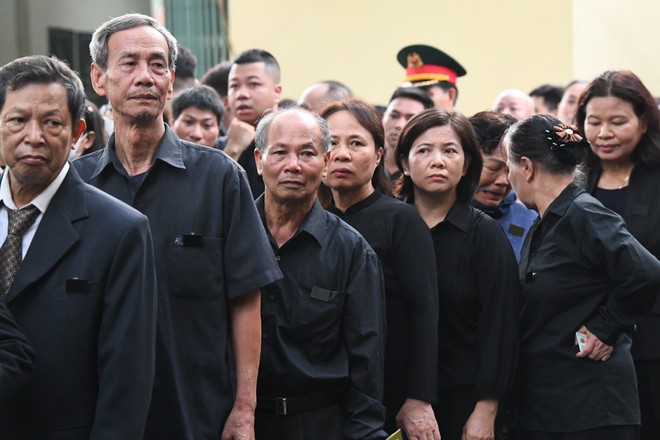 Người dân quê nhà Tổng Bí thư Nguyễn Phú Trọng rơi nước mắt suốt thời gian xếp hàng chờ viếng- Ảnh 2. Người dân quê nhà Tổng Bí thư Nguyễn Phú Trọng rơi nước mắt suốt thời gian xếp hàng chờ viếng- Ảnh 2.