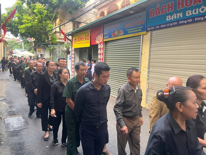 Người dân quê nhà Tổng Bí thư Nguyễn Phú Trọng rơi nước mắt suốt thời gian xếp hàng chờ viếng- Ảnh 3. Người dân quê nhà Tổng Bí thư Nguyễn Phú Trọng rơi nước mắt suốt thời gian xếp hàng chờ viếng- Ảnh 3.