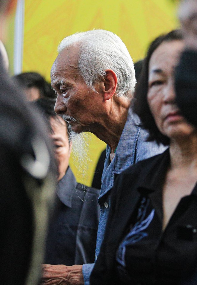 Người dân quê nhà Tổng Bí thư Nguyễn Phú Trọng rơi nước mắt suốt thời gian xếp hàng chờ viếng- Ảnh 17. Người dân quê nhà Tổng Bí thư Nguyễn Phú Trọng rơi nước mắt suốt thời gian xếp hàng chờ viếng- Ảnh 17.