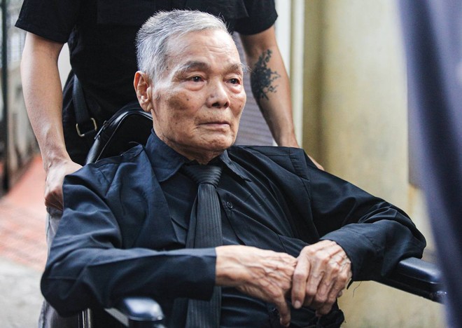 Người dân quê nhà Tổng Bí thư Nguyễn Phú Trọng rơi nước mắt suốt thời gian xếp hàng chờ viếng- Ảnh 16. Người dân quê nhà Tổng Bí thư Nguyễn Phú Trọng rơi nước mắt suốt thời gian xếp hàng chờ viếng- Ảnh 16.