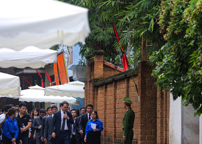 Người dân quê nhà Tổng Bí thư Nguyễn Phú Trọng rơi nước mắt suốt thời gian xếp hàng chờ viếng- Ảnh 20. Người dân quê nhà Tổng Bí thư Nguyễn Phú Trọng rơi nước mắt suốt thời gian xếp hàng chờ viếng- Ảnh 20.