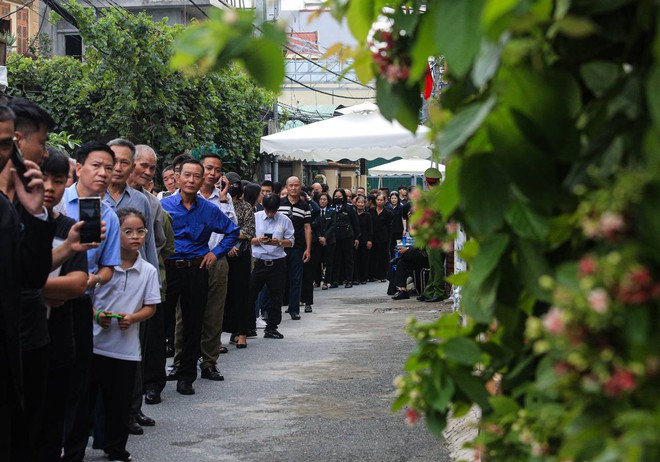 Người dân quê nhà Tổng Bí thư Nguyễn Phú Trọng rơi nước mắt suốt thời gian xếp hàng chờ viếng- Ảnh 19. Người dân quê nhà Tổng Bí thư Nguyễn Phú Trọng rơi nước mắt suốt thời gian xếp hàng chờ viếng- Ảnh 19.