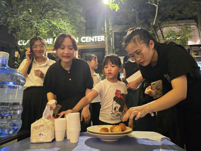 Ấm lòng: Những chai nước, ổ bánh mì của người dân Hà Nội dành tặng dòng người xếp hàng chờ viếng Tổng Bí thư Nguyễn Phú Trọng- Ảnh 15. Ấm lòng: Những chai nước, ổ bánh mì của người dân Hà Nội dành tặng dòng người xếp hàng chờ viếng Tổng Bí thư Nguyễn Phú Trọng- Ảnh 15.