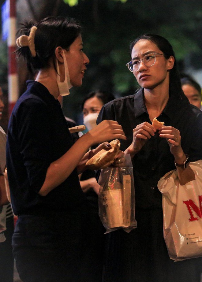 Ấm lòng: Những chai nước, ổ bánh mì của người dân Hà Nội dành tặng dòng người xếp hàng chờ viếng Tổng Bí thư Nguyễn Phú Trọng- Ảnh 11.