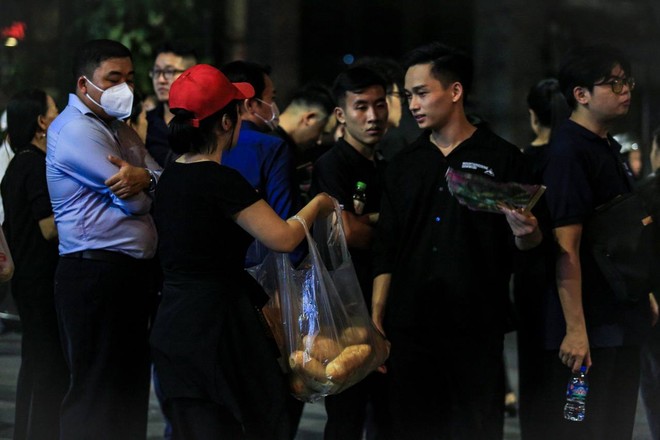 Ấm lòng: Những chai nước, ổ bánh mì của người dân Hà Nội dành tặng dòng người xếp hàng chờ viếng Tổng Bí thư Nguyễn Phú Trọng- Ảnh 12.