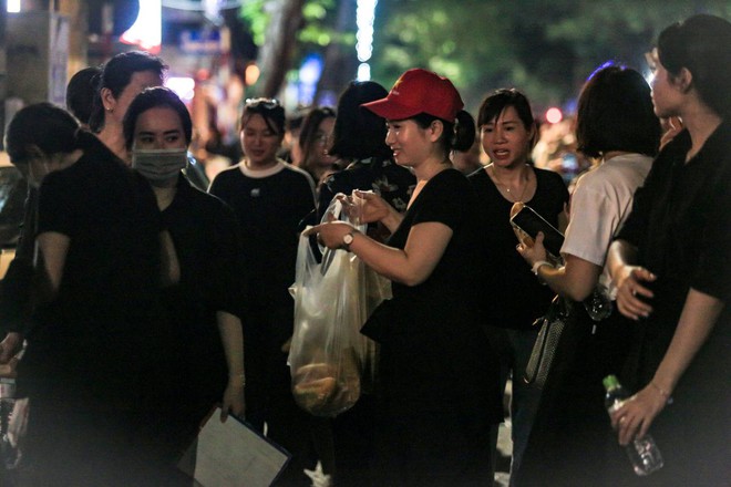 Ấm lòng: Những chai nước, ổ bánh mì của người dân Hà Nội dành tặng dòng người xếp hàng chờ viếng Tổng Bí thư Nguyễn Phú Trọng- Ảnh 9. Ấm lòng: Những chai nước, ổ bánh mì của người dân Hà Nội dành tặng dòng người xếp hàng chờ viếng Tổng Bí thư Nguyễn Phú Trọng- Ảnh 9.