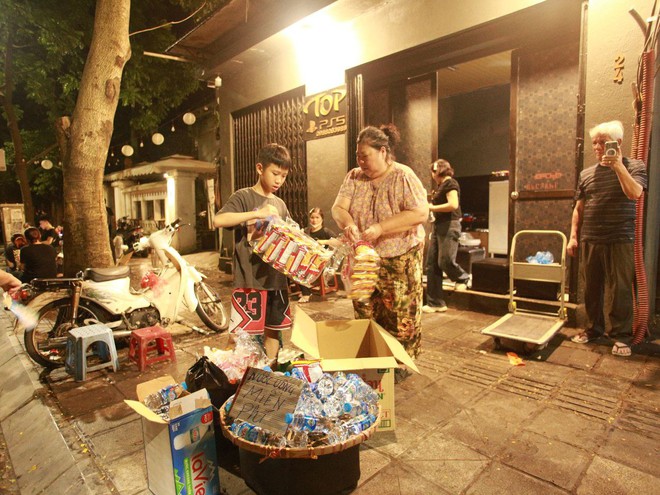 Ấm lòng: Những chai nước, ổ bánh mì của người dân Hà Nội dành tặng dòng người xếp hàng chờ viếng Tổng Bí thư Nguyễn Phú Trọng- Ảnh 4. Ấm lòng: Những chai nước, ổ bánh mì của người dân Hà Nội dành tặng dòng người xếp hàng chờ viếng Tổng Bí thư Nguyễn Phú Trọng- Ảnh 4.