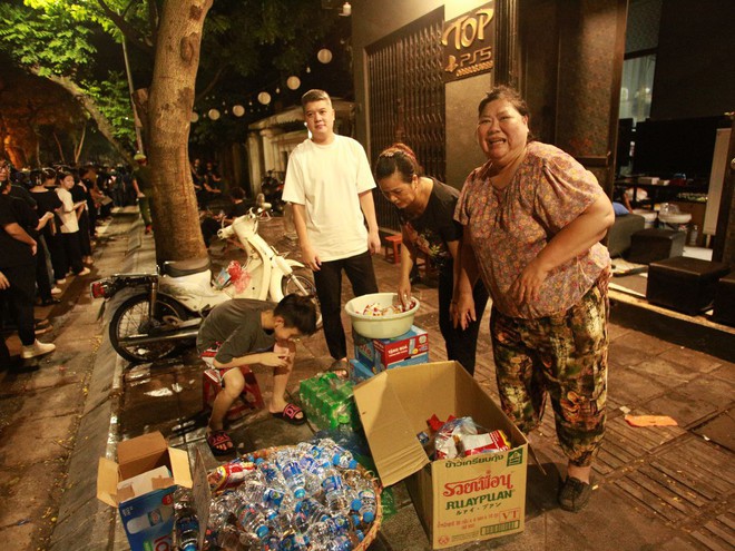 Ấm lòng: Những chai nước, ổ bánh mì của người dân Hà Nội dành tặng dòng người xếp hàng chờ viếng Tổng Bí thư Nguyễn Phú Trọng- Ảnh 3. Ấm lòng: Những chai nước, ổ bánh mì của người dân Hà Nội dành tặng dòng người xếp hàng chờ viếng Tổng Bí thư Nguyễn Phú Trọng- Ảnh 3.