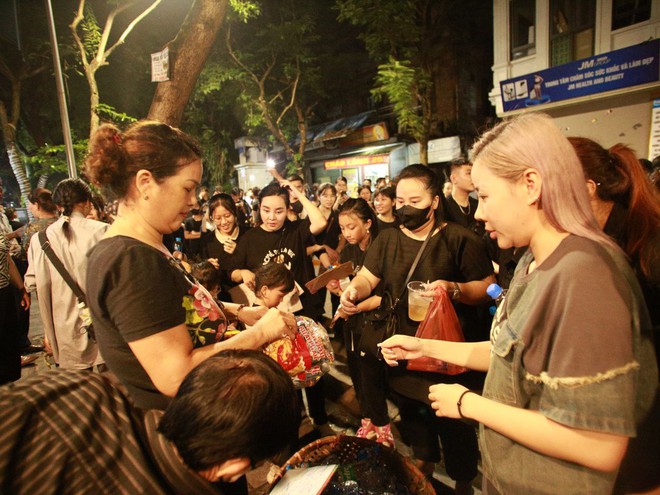 Ấm lòng: Những chai nước, ổ bánh mì của người dân Hà Nội dành tặng dòng người xếp hàng chờ viếng Tổng Bí thư Nguyễn Phú Trọng- Ảnh 2. Ấm lòng: Những chai nước, ổ bánh mì của người dân Hà Nội dành tặng dòng người xếp hàng chờ viếng Tổng Bí thư Nguyễn Phú Trọng- Ảnh 2.