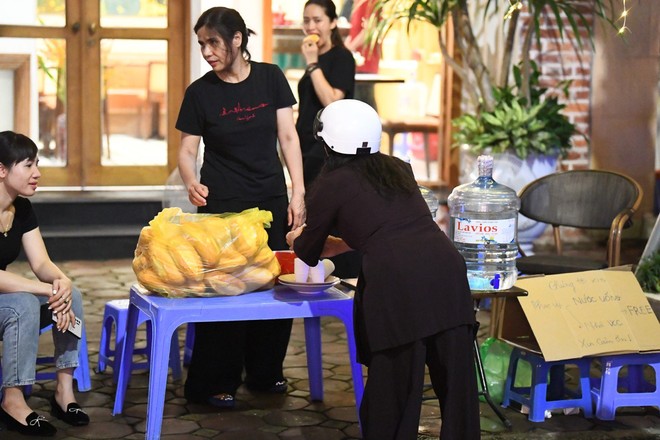 Ấm lòng: Những chai nước, ổ bánh mì của người dân Hà Nội dành tặng dòng người xếp hàng chờ viếng Tổng Bí thư Nguyễn Phú Trọng- Ảnh 6.