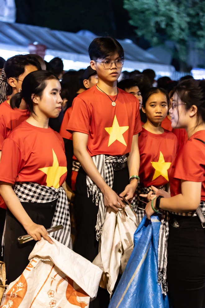 TP.HCM: Dòng người vẫn xếp hàng trong đêm muộn chờ viếng Tổng Bí thư Nguyễn Phú Trọng tại Hội trường Thống Nhất- Ảnh 13. TP.HCM: Dòng người vẫn xếp hàng trong đêm muộn chờ viếng Tổng Bí thư Nguyễn Phú Trọng tại Hội trường Thống Nhất- Ảnh 13.
