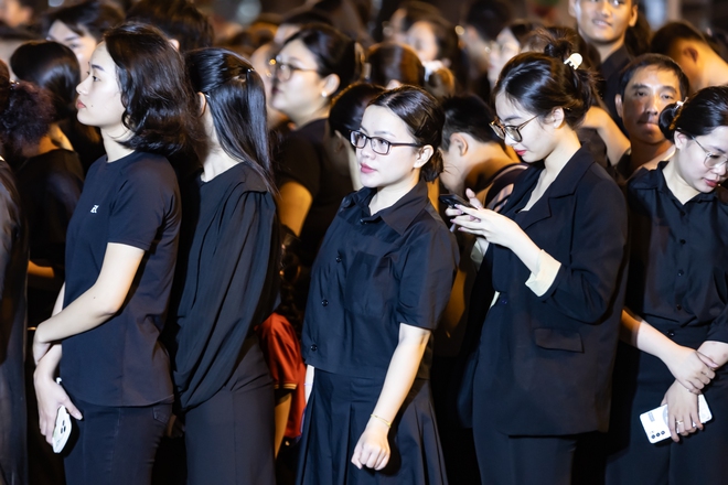 Xúc động hoà vào dòng người viếng Tổng Bí thư Nguyễn Phú Trọng: Thấy một thế hệ trẻ biết ơn và đầy lòng yêu nước- Ảnh 8. Xúc động hoà vào dòng người viếng Tổng Bí thư Nguyễn Phú Trọng: Thấy một thế hệ trẻ biết ơn và đầy lòng yêu nước- Ảnh 8.
