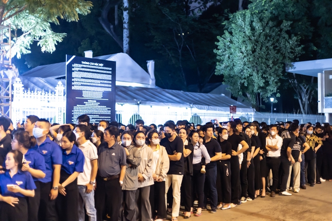 TP.HCM: Dòng người vẫn xếp hàng trong đêm muộn chờ viếng Tổng Bí thư Nguyễn Phú Trọng tại Hội trường Thống Nhất- Ảnh 8. TP.HCM: Dòng người vẫn xếp hàng trong đêm muộn chờ viếng Tổng Bí thư Nguyễn Phú Trọng tại Hội trường Thống Nhất- Ảnh 8.