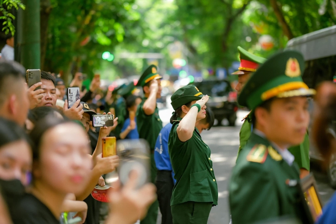 Xúc động khoảnh khắc đoàn xe tang đưa linh cữu Tổng Bí thư Nguyễn Phú Trọng di chuyển qua các tuyến phố Hà Nội- Ảnh 12. Xúc động khoảnh khắc đoàn xe tang đưa linh cữu Tổng Bí thư Nguyễn Phú Trọng di chuyển qua các tuyến phố Hà Nội- Ảnh 12.