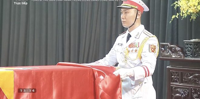 Hình ảnh chạm vào vạn trái tim: Chiến sĩ tiêu binh tay gấp cờ Tổ Quốc, mắt ngấn lệ- Ảnh 2. Hình ảnh chạm vào vạn trái tim: Chiến sĩ tiêu binh tay gấp cờ Tổ Quốc, mắt ngấn lệ- Ảnh 2.