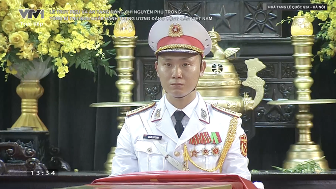 Hình ảnh chạm vào vạn trái tim: Chiến sĩ tiêu binh tay gấp cờ Tổ Quốc, mắt ngấn lệ- Ảnh 5. Hình ảnh chạm vào vạn trái tim: Chiến sĩ tiêu binh tay gấp cờ Tổ Quốc, mắt ngấn lệ- Ảnh 5.