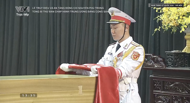 Hình ảnh chạm vào vạn trái tim: Chiến sĩ tiêu binh tay gấp cờ Tổ Quốc, mắt ngấn lệ- Ảnh 4. Hình ảnh chạm vào vạn trái tim: Chiến sĩ tiêu binh tay gấp cờ Tổ Quốc, mắt ngấn lệ- Ảnh 4.