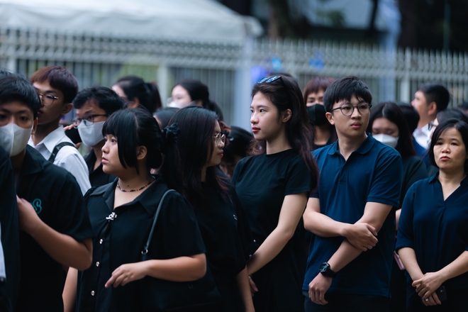 TP.HCM: Người dân xếp hàng dài từ 4h sáng chờ vào viếng Tổng Bí thư Nguyễn Phú Trọng- Ảnh 18.