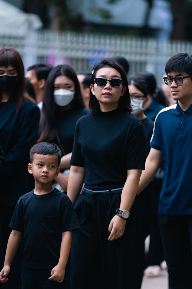 TP.HCM: Người dân xếp hàng dài từ 4h sáng chờ vào viếng Tổng Bí thư Nguyễn Phú Trọng- Ảnh 12. TP.HCM: Người dân xếp hàng dài từ 4h sáng chờ vào viếng Tổng Bí thư Nguyễn Phú Trọng- Ảnh 12.