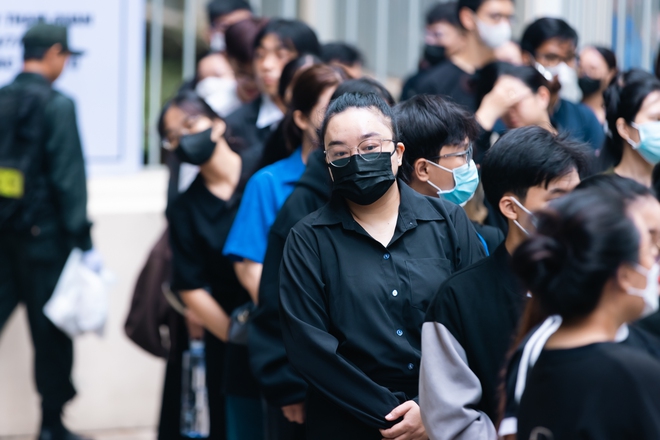 TP.HCM: Người dân xếp hàng dài từ 4h sáng chờ vào viếng Tổng Bí thư Nguyễn Phú Trọng- Ảnh 8. TP.HCM: Người dân xếp hàng dài từ 4h sáng chờ vào viếng Tổng Bí thư Nguyễn Phú Trọng- Ảnh 8.