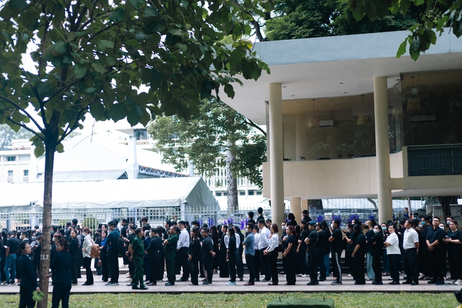 TP.HCM: Người dân xếp hàng dài từ 4h sáng chờ vào viếng Tổng Bí thư Nguyễn Phú Trọng- Ảnh 10. TP.HCM: Người dân xếp hàng dài từ 4h sáng chờ vào viếng Tổng Bí thư Nguyễn Phú Trọng- Ảnh 10.