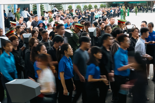 TP.HCM: Người dân xếp hàng dài từ 4h sáng chờ vào viếng Tổng Bí thư Nguyễn Phú Trọng- Ảnh 19. TP.HCM: Người dân xếp hàng dài từ 4h sáng chờ vào viếng Tổng Bí thư Nguyễn Phú Trọng- Ảnh 19.