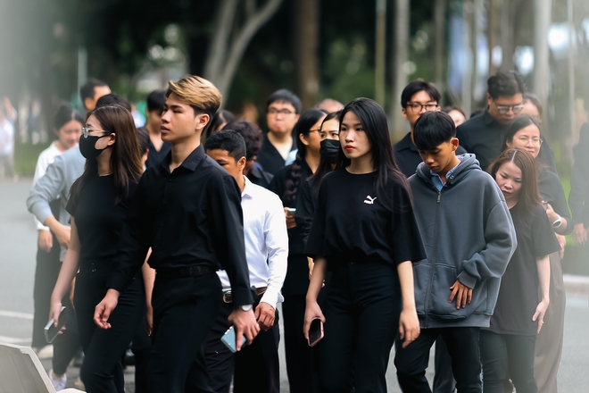 TP.HCM: Người dân xếp hàng dài từ 4h sáng chờ vào viếng Tổng Bí thư Nguyễn Phú Trọng- Ảnh 20. TP.HCM: Người dân xếp hàng dài từ 4h sáng chờ vào viếng Tổng Bí thư Nguyễn Phú Trọng- Ảnh 20.