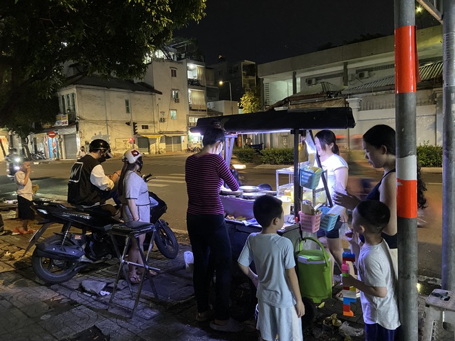 Xe bánh rán “rẻ kỷ lục” của đôi vợ chồng hài hước, từ Elsa đến rồng bay phượng múa đều vẽ hết mình cho khách- Ảnh 1. Xe bánh rán “rẻ kỷ lục” của đôi vợ chồng hài hước, từ Elsa đến rồng bay phượng múa đều vẽ hết mình cho khách- Ảnh 1.