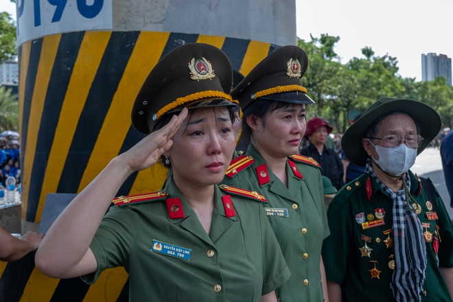 Clip xúc động: Người dân 2 bên đường rơi nước mắt, hô vang "Bác Trọng muôn năm" vào giờ phút tiễn biệt- Ảnh 24. Clip xúc động: Người dân 2 bên đường rơi nước mắt, hô vang "Bác Trọng muôn năm" vào giờ phút tiễn biệt- Ảnh 24.