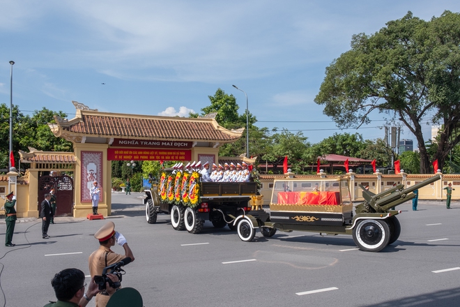 Người dân hai bên đường rơi nước mắt khi thấy đoàn xe tang chở linh cữu Tổng Bí thư Nguyễn Phú Trọng, nghẹn ngào: "Vĩnh biệt bác"- Ảnh 48.