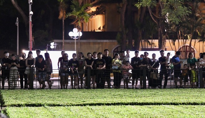 Người dân xúc động dự lễ hạ cờ rủ Quốc tang Tổng Bí thư Nguyễn Phú Trọng tại quảng trường Ba Đình- Ảnh 9. Người dân xúc động dự lễ hạ cờ rủ Quốc tang Tổng Bí thư Nguyễn Phú Trọng tại quảng trường Ba Đình- Ảnh 9.