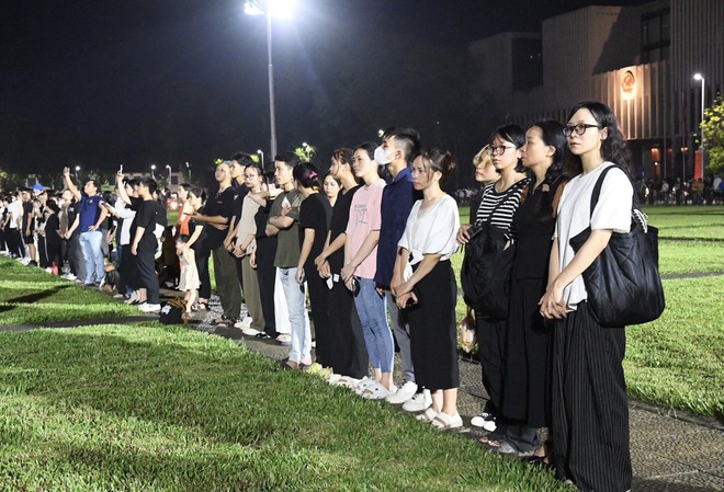 Người dân xúc động dự lễ hạ cờ rủ Quốc tang Tổng Bí thư Nguyễn Phú Trọng tại quảng trường Ba Đình- Ảnh 10. Người dân xúc động dự lễ hạ cờ rủ Quốc tang Tổng Bí thư Nguyễn Phú Trọng tại quảng trường Ba Đình- Ảnh 10.