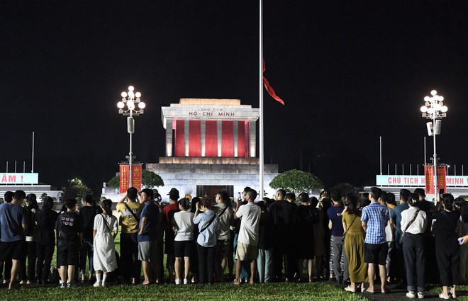 Người dân xúc động dự lễ hạ cờ rủ Quốc tang Tổng Bí thư Nguyễn Phú Trọng tại quảng trường Ba Đình- Ảnh 11. Người dân xúc động dự lễ hạ cờ rủ Quốc tang Tổng Bí thư Nguyễn Phú Trọng tại quảng trường Ba Đình- Ảnh 11.