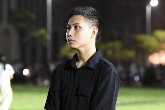 Người dân xúc động dự lễ hạ cờ rủ Quốc tang Tổng Bí thư Nguyễn Phú Trọng tại quảng trường Ba Đình- Ảnh 13. Người dân xúc động dự lễ hạ cờ rủ Quốc tang Tổng Bí thư Nguyễn Phú Trọng tại quảng trường Ba Đình- Ảnh 13.