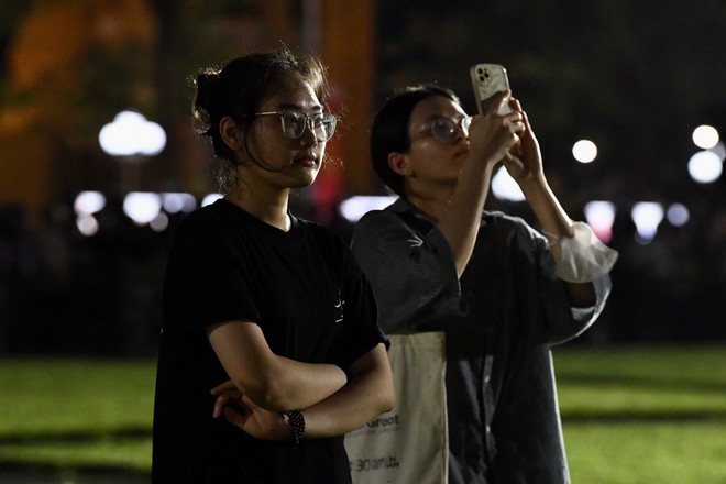 Người dân xúc động dự lễ hạ cờ rủ Quốc tang Tổng Bí thư Nguyễn Phú Trọng tại quảng trường Ba Đình- Ảnh 12. Người dân xúc động dự lễ hạ cờ rủ Quốc tang Tổng Bí thư Nguyễn Phú Trọng tại quảng trường Ba Đình- Ảnh 12.