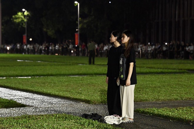 Người dân xúc động dự lễ hạ cờ rủ Quốc tang Tổng Bí thư Nguyễn Phú Trọng tại quảng trường Ba Đình- Ảnh 14. Người dân xúc động dự lễ hạ cờ rủ Quốc tang Tổng Bí thư Nguyễn Phú Trọng tại quảng trường Ba Đình- Ảnh 14.