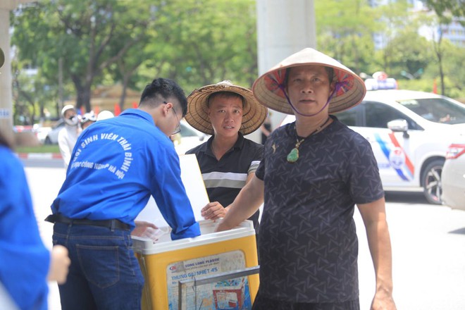 Người dân hai bên đường rơi nước mắt khi thấy đoàn xe tang chở linh cữu Tổng Bí thư Nguyễn Phú Trọng, nghẹn ngào: "Vĩnh biệt bác"- Ảnh 10.