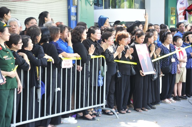 Clip xúc động: Người dân 2 bên đường rơi nước mắt, hô vang "Bác Trọng muôn năm" vào giờ phút tiễn biệt- Ảnh 16.