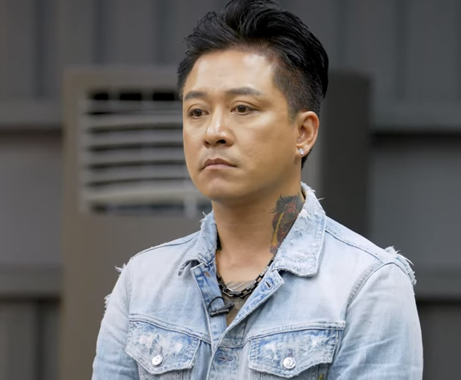 Biểu hiện lạ của Tuấn Hưng- Ảnh 1. Biểu hiện lạ của Tuấn Hưng- Ảnh 1.