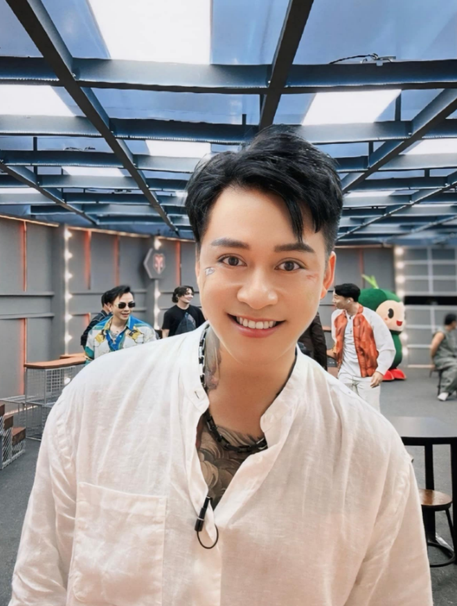 Biểu hiện lạ của Tuấn Hưng- Ảnh 13. Biểu hiện lạ của Tuấn Hưng- Ảnh 13.