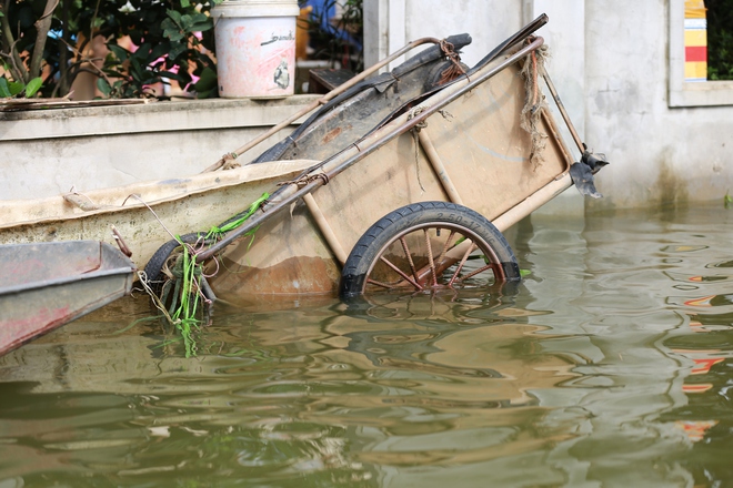 Hà Nội: Ngôi làng bị nước bủa vây như "ốc đảo", người dân đổ xô đến tập bơi- Ảnh 5. Hà Nội: Ngôi làng bị nước bủa vây như "ốc đảo", người dân đổ xô đến tập bơi- Ảnh 5.