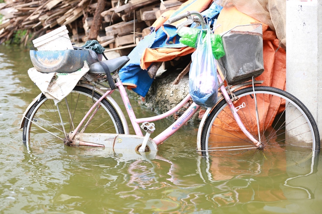 Hà Nội: Ngôi làng bị nước bủa vây như "ốc đảo", người dân đổ xô đến tập bơi- Ảnh 6. Hà Nội: Ngôi làng bị nước bủa vây như "ốc đảo", người dân đổ xô đến tập bơi- Ảnh 6.