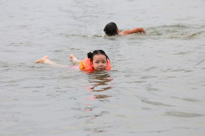 Hà Nội: Ngôi làng bị nước bủa vây như "ốc đảo", người dân đổ xô đến tập bơi- Ảnh 17. Hà Nội: Ngôi làng bị nước bủa vây như "ốc đảo", người dân đổ xô đến tập bơi- Ảnh 17.