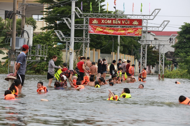 Hà Nội: Ngôi làng bị nước bủa vây như "ốc đảo", người dân đổ xô đến tập bơi- Ảnh 16. Hà Nội: Ngôi làng bị nước bủa vây như "ốc đảo", người dân đổ xô đến tập bơi- Ảnh 16.