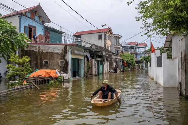 Một tuần sống cùng nước lũ của người dân ngoại thành Hà Nội: Chèo thuyền đi chợ, thả lưới bắt cá trước nhà- Ảnh 8.